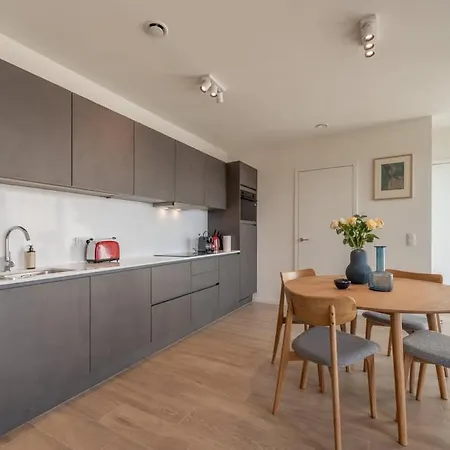 Modern With Stunning Terrace & Views 아파트
