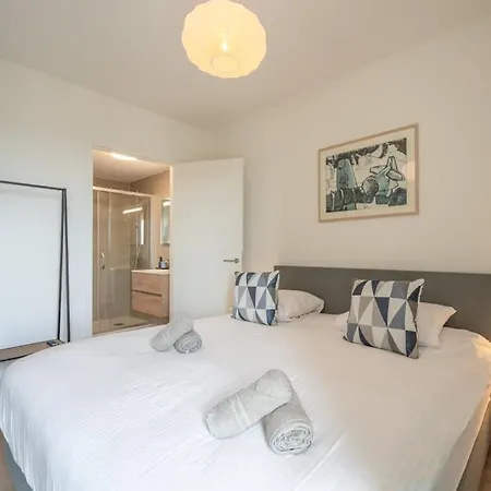 Modern With Stunning Terrace & Views 아파트 *